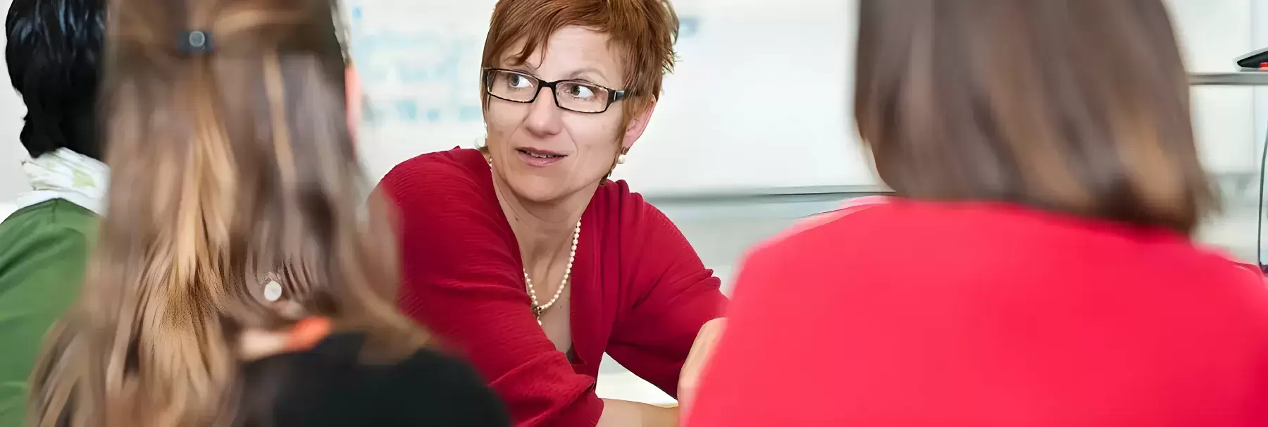 Gruppe an einer Teamsitzung